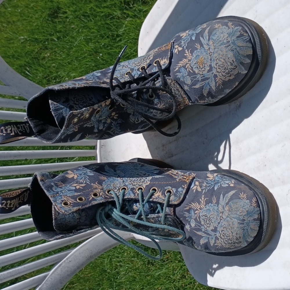 Doc Martins Sz 7 US